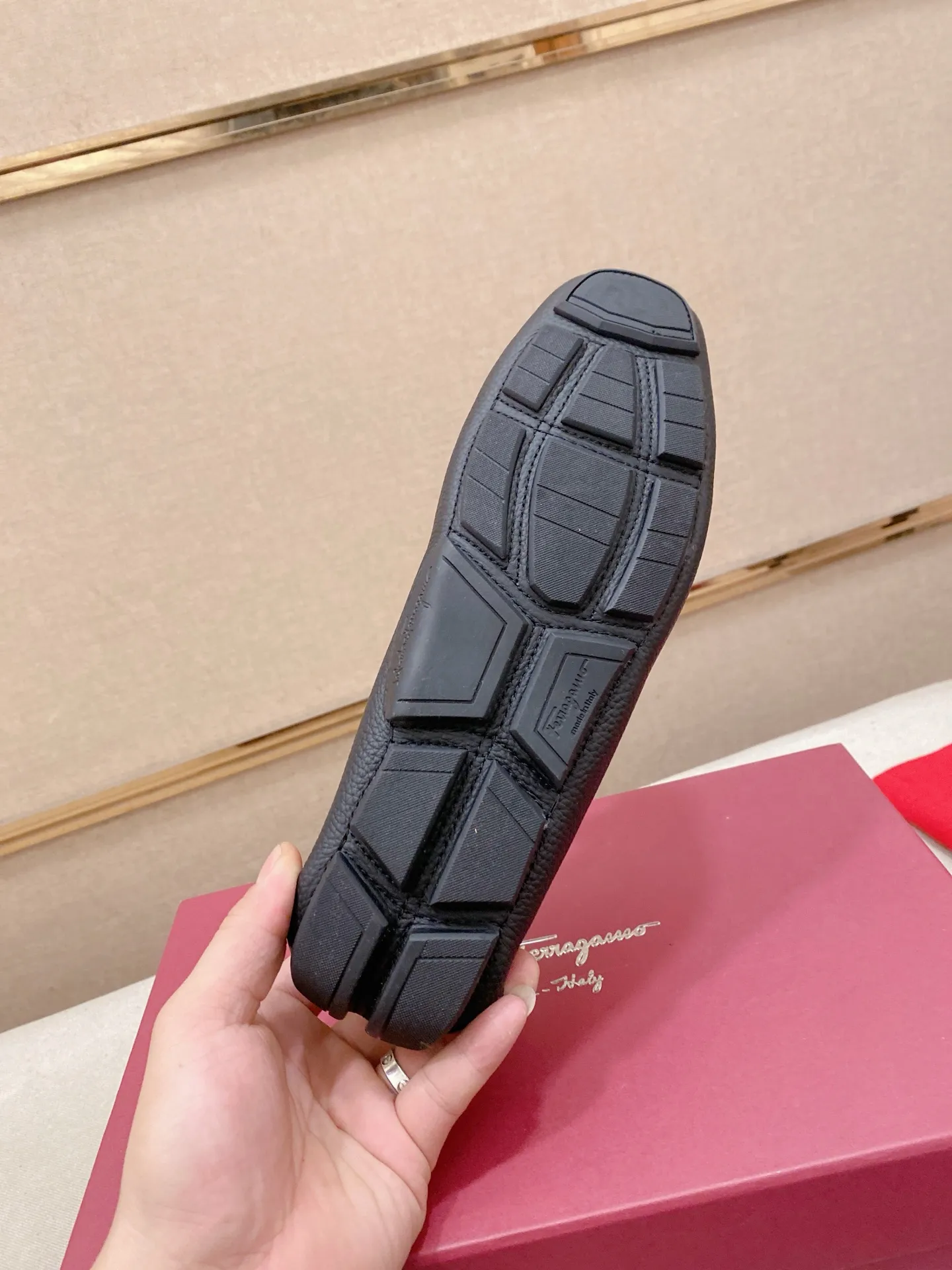 Factory price: 540💰High-end quality! Ferragamo🆕🆕Exclusive hot-selling products in stock🔥🔥New products on the shelves, high-quality Ferragamo men's pea shoes, high-end casual driving shoes, with complete packaging! 💪 💪 Material: imported first-layer cowhide 🐂 + imported high-quality wool lining + wear-resistant outsole 👍🏻👍🏻 Features: high-end and comfortable, purely handmade 🚀 🚀 Create the perfect shoes that suit you best 🔥 🔥 Size: (38-44) 45 standard size can be customized!